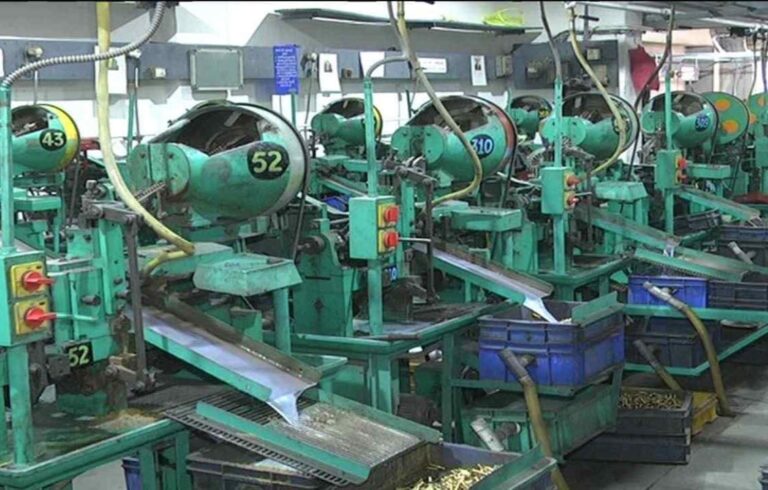 વૈશ્વિક તણાવની અસર ગુજરાતના ઉદ્યોગો પર: જામનગરમાં બ્રાસ ઉદ્યોગ સંકટમાં, મોરબીમાં ટ્રાન્સપોર્ટ ઠપ્પ અને સુરતમાં ૧૦ હજાર વીવિંગ યુનિટ્સ મુશ્કેલીમાં.