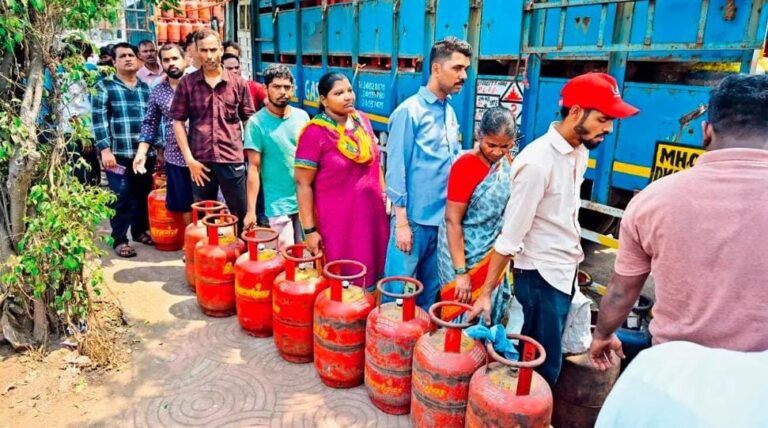 LPG પુરવઠા પર નજર રાખવા મહારાષ્ટ્ર સરકાર સજ્જ – કન્ટ્રોલ રૂમ અને જિલ્લાસ્તરે સમિતિઓ રચી, ગેસની અછત અંગેની અફવાઓ સામે કડક કાર્યવાહીનો ઈશારો.
