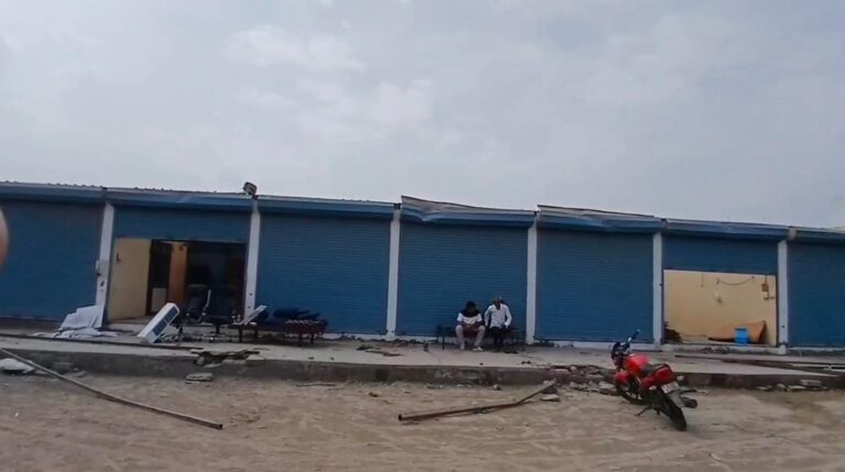 પાટણના સમીમાં વાવાઝોડાનો કહેર: CNG પંપ નજીક દુકાનો ઉડાડી તબાહી, વીજ થાંભલા ધરાશાયી – વેપારીઓને લાખોનું નુકસાન.