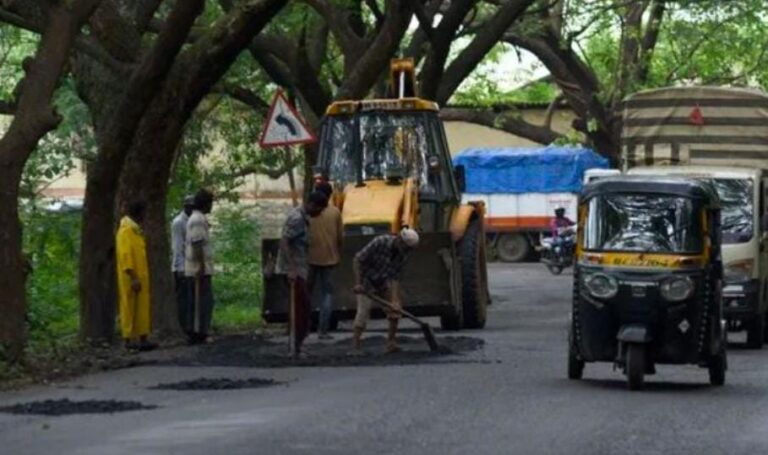“ખાડા ઓછા કે દાવા વધારે?” – મુંબઈમાં કૉંક્રીટ રસ્તાઓ છતાં ખાડાની ફરિયાદો યથાવત, ખર્ચમાં ઘટાડા પર ઉઠ્યા સવાલો.