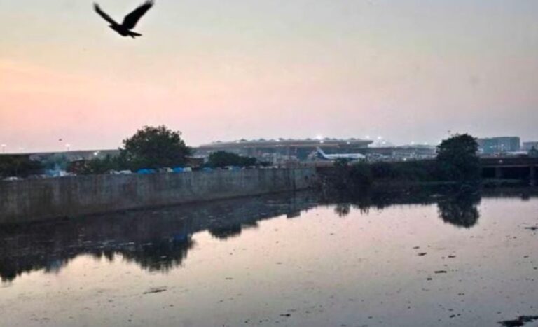 “ફરી ડૂબશે મુંબઈ?” – મીઠી નદીની સફાઈમાં વિલંબથી ચોમાસા પહેલા વધતી ચિંતા, પ્રશાસન સામે ગંભીર પ્રશ્નો.