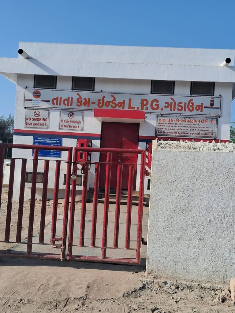 “ગેસ માટે ગોડાઉન સુધી દોડ… પણ તાળું જ મળ્યું!” – મીઠાપુરમાં સિલિન્ડર સંકટે લોકોમાં ઉકળાટ, વ્યવસ્થાપન સામે સવાલો.