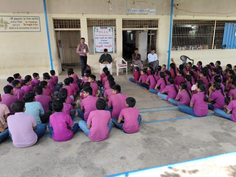 કલ્યાણપુરમાં કાનૂની જાગૃતિનો પ્રેરણાદાયી કાર્યક્રમ: ભાટિયાની શાળામાં વિદ્યાર્થીઓને બંધારણથી લઈને POCSO અને RTE સુધીનું માર્ગદર્શન.