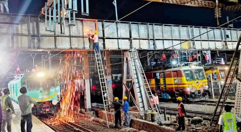 ૧૦૦ વર્ષ જૂના એલ્ફિન્સ્ટન રોડ બ્રિજનો અંત — મુંબઈમાં ઇન્ફ્રાસ્ટ્રક્ચર સુધારણા તરફ મોટું પગલું.