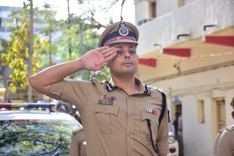 જામનગરમાં ‘સિંઘમ’ સ્ટાઇલ સ્વાગત: રાજકોટ રેન્જ IG નિર્લિપ્ત રાયની હાજરીમાં લોક દરબાર, કાયદો-વ્યવસ્થાને લઈ મહત્વપૂર્ણ ચર્ચાઓ.