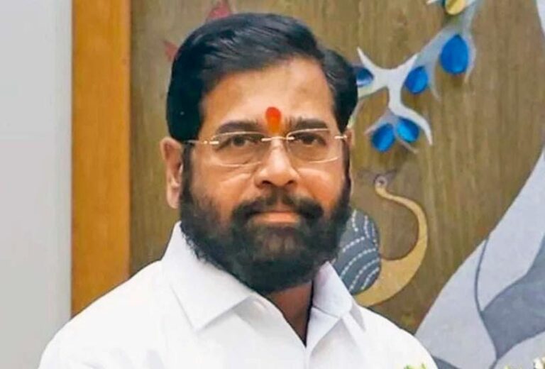 વિધાનપરિષદમાં સન્માનની પળોઃ એકનાથ શિંદેએ ઉદ્ધવ ઠાકરે સહિત નિવૃત્ત સભ્યોને શુભેચ્છા પાઠવી.