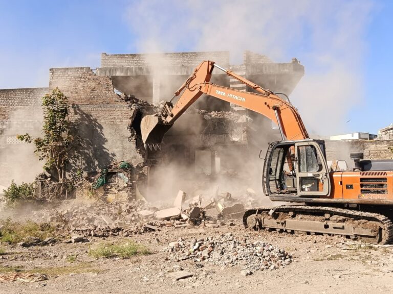 બચુનગરમાં વાઘેર જમાતખાનાનું ડિમોલેશન: જામનગરમાં તણાવ, કાયદાકીય કાર્યવાહી અને લોકોની પ્રતિક્રિયાઓ વચ્ચે ઉઠેલા પ્રશ્નો.