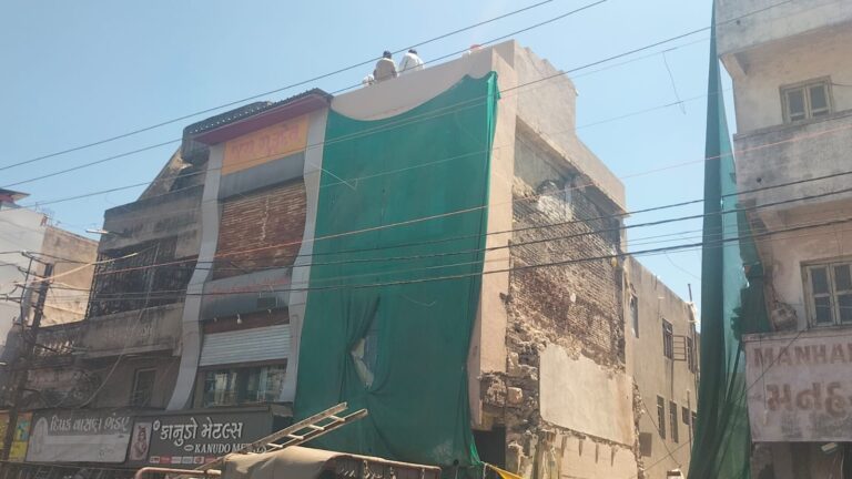 જામનગરના બર્ધન ચોકમાં ગેરકાયદેસર બાંધકામ પર JMCની લાલ આખ  – જુનેદભાઈ વાડીવારાની ત્રણ માળની દુકાન તોડી પાડાઈ.