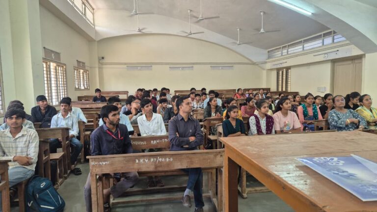 જામનગર DKV કોલેજમાં SOG દ્વારા NDPS અને સાયબર જાગૃતિ સેમિનાર — યુવાનોને નશા અને ડિજિટલ ગુનાથી દૂર રહેવાનો સંદેશ.