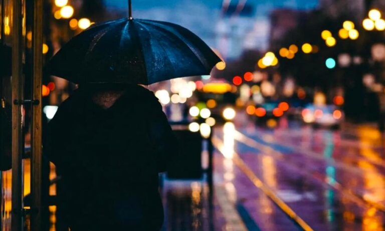 મુંબઈ-થાણેમાં વરસાદનું એલર્ટ: ગરમીમાંથી રાહત કે નવી મુશ્કેલીઓ? રાજ્યભરમાં વાવાઝોડા અને વરસાદની ચેતવણી વચ્ચે જનજીવન પર અસરનું વિશ્લેષણ