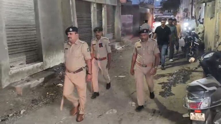 જામનગરમાં કાયદો-વ્યવસ્થાને મજબૂત બનાવવા પોલીસનું સઘન નાઈટ પેટ્રોલિંગ અને કોમ્બિંગ ઓપરેશન — સંવેદનશીલ વિસ્તારોમાં ચુસ્ત નજર, શંકાસ્પદ તત્વો સામે કડક કાર્યવાહી