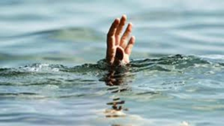 પોરબંદર જિલ્લામાં કરુણ દુર્ઘટના: ભાણવડ નજીક બે માસૂમ બાળકો તળાવમાં ડૂબતા મોત, ગામમાં શોકની લાગણી છવાઈ.