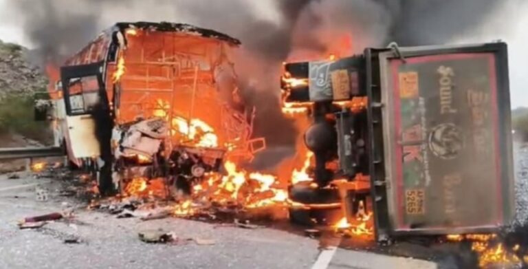 આંધ્રપ્રદેશના પ્રકાશમ જિલ્લામાં ભયાનક અકસ્માત – ખાનગી બસ અને ટ્રક વચ્ચે ટક્કર બાદ આગ, 14 મુસાફરો જીવતા સળગી મૃત્યુ પામ્યા.