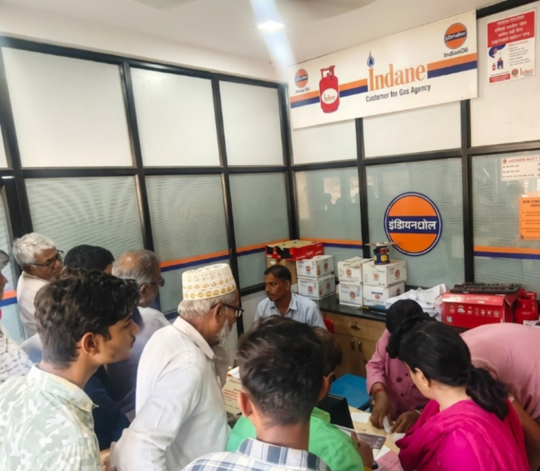 જામનગરમાં ગેસ સિલિન્ડરની ઓનલાઇન બુકિંગ વ્યવસ્થામાં ખલેલ: ગેસ એજન્સીઓ પર રૂબરૂ બુકિંગ માટે ગ્રાહકોની ભારે ભીડ.