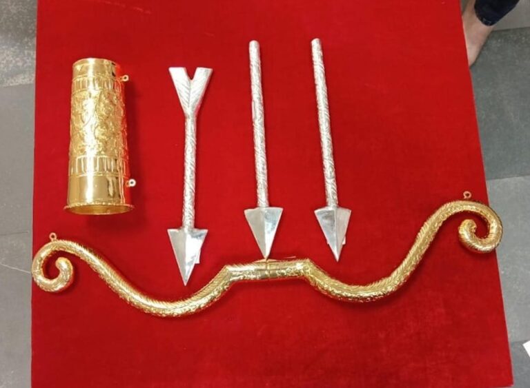 દ્વારકાધીશના ચરણોમાં ભક્તિનો અર્પણ — મુંબઇની ઇલાઇટ ઇલેક્ટ્રોનિક્સ કોર્પોરેશન દ્વારા 1900 ગ્રામ ચાંદીના ધનુષ-બાણનું ભવ્ય સમર્પણ.