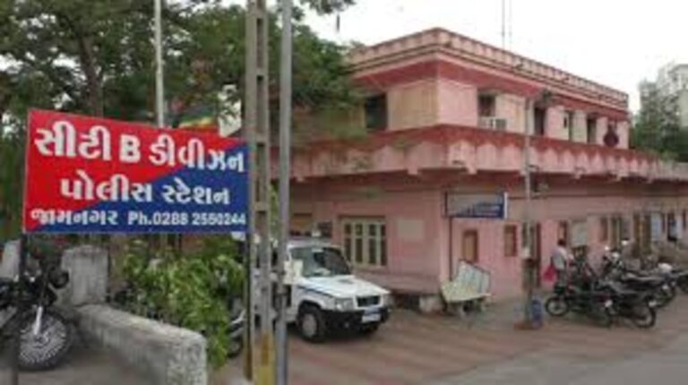 જામનગરમાં ૨.૫૫ લાખની કોપર-સોનાની બંગડીઓમાં વિશ્વાસઘાતનો ભાંડો ફૂટ્યો — જામનગર સિટી બી ડિવિઝન પોલીસ દ્વારા મુખ્ય આરોપી ઝડપાયો.