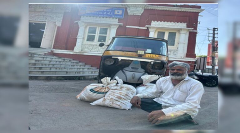 જામનગરમાં એલ.સી.બી.નો મોટો દરોડો: ૧.૧૫ લાખના દારૂ સાથે રિક્ષામાં ઝડપાયા આરોપીઓ, સપ્લાયરને પકડવા તંત્ર સક્રિય