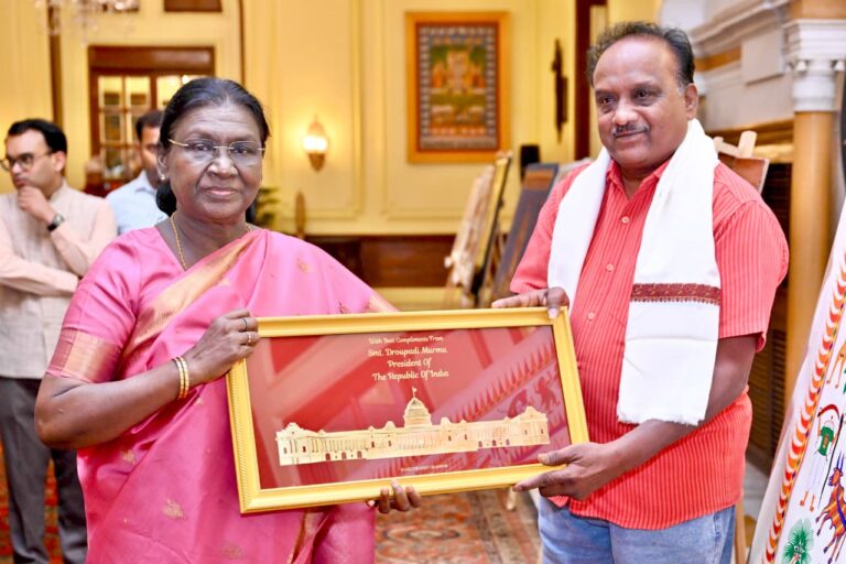 પીઠોરા કલાનું વૈભવ રાષ્ટ્રપતિ ભવન સુધી: પદ્મશ્રી પરેશ રાઠવાએ ફરી ગુંજાવ્યો ગુજરાતનો ગૌરવગાન.