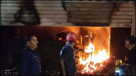 વડોદરામાં વહેલી સવારની આગથી હાહાકાર: ફતેપુરા કુંભારવાડામાં ‘સાંઇદીપ પ્લાસ્ટિક’ દુકાન ભસ્મ, બે લોકોનો નાટકીય બચાવ, લાખોનું નુકસાન.