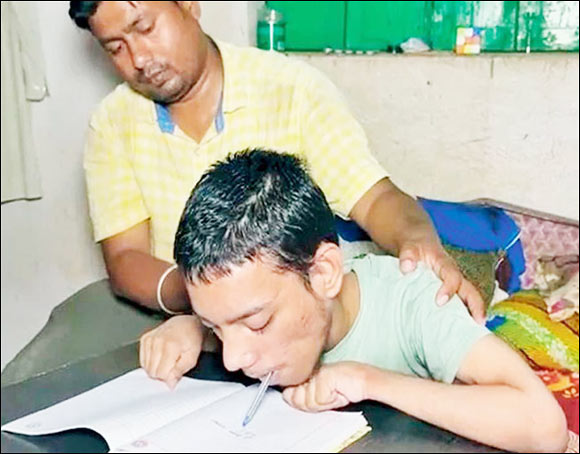 “મોઢામાં પેન પકડી લખ્યો ઇતિહાસ: ઝારખંડના ૧૦૦% દિવ્યાંગ ફૈઝાનની અદમ્ય હિંમત, ૯૩.૮% સાથે રાજ્યમાં ટોપ કરીને સંઘર્ષને બનાવી દીધી સફળતાની ઓળખ”