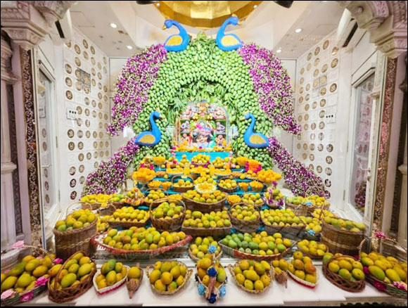 ૨૦૦૦ કિલો કેરીનો અન્નકૂટ: સાળંગપુરમાં અખાત્રીજ પર ‘શાહી આમ્રોત્સવ’ની ભવ્ય ઉજવણી, ભક્તિનો મહામેળો.