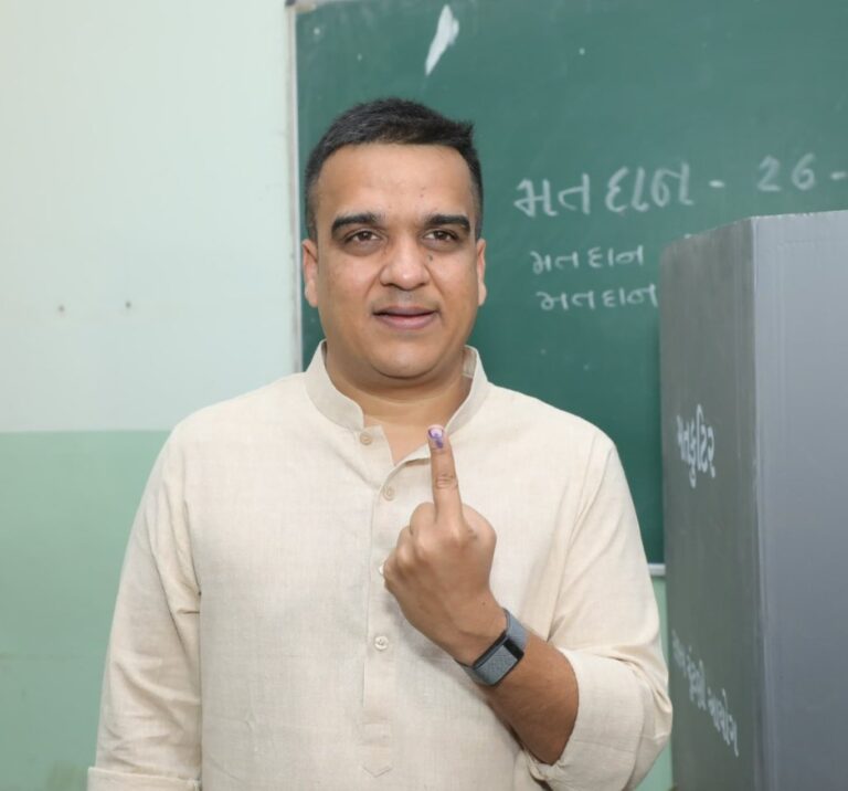 ગુજરાતના નાયબ મુખ્યમંત્રી હર્ષ સંઘવીએ પરિવાર સાથે કર્યું મતદાન: સુરતમાં વૃદ્ધોના આશીર્વાદ લઈ આપ્યો લોકશાહી પ્રત્યે જાગૃતિનો સંદેશ