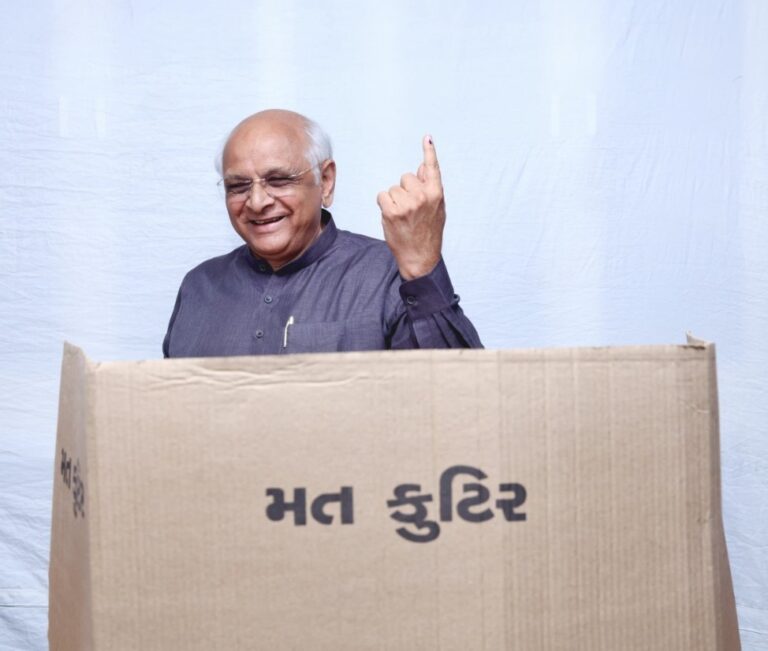 અમદાવાદમાં મુખ્યમંત્રી ભૂપેન્દ્ર પટેલે પરિવાર સાથે કર્યું મતદાન.