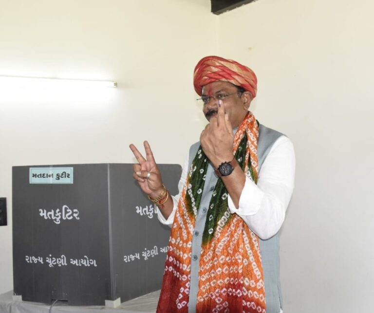 કૃષિ મંત્રી જીતુભાઈ વાઘાણીએ પરિવાર સાથે કર્યું મતદાન: જનતાને આપ્યો જવાબદાર નાગરિકત્વ અને સક્રિય લોકશાહી ભાગીદારીનો સંદેશ