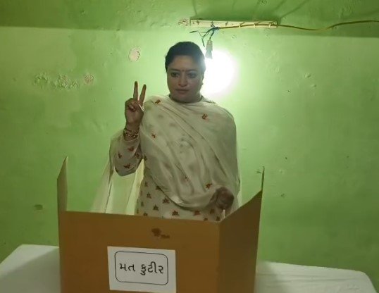 જામનગરના સાંસદ પૂનમ માડમે મનપા ચૂંટણીમાં કર્યું મતદાન: વોર્ડ નં. 4ના બુથ પરથી મતાધિકારનો ઉપયોગ કરી જનતાને આપ્યો લોકશાહી મજબૂત કરવાનો સંદેશ