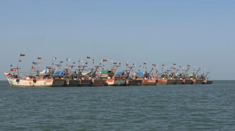 ઓખા મઢી દરિયામાં મોટી કાર્યવાહી: ૫૫ બોટ સામે એસ.ઓ.જી.નો કડક એક્શન, ગેરકાયદેસર લાઈન ફિશિંગ પર લગામ.