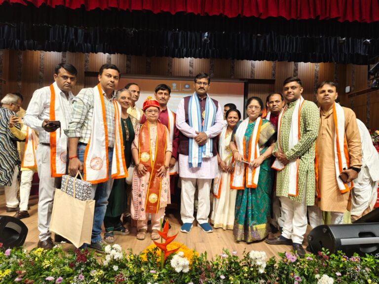 મહિલા શક્તિનો પ્રેરણાદાયક પ્રતાપ: મનિશાબહેન ઉપાધ્યાયને ગીતાજી કંઠસ્થ માટે રાજ્ય સંસ્કૃત બોર્ડનો પ્રતિષ્ઠિત એવોર્ડ.