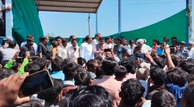 પાટણના દિગડી તમાકુ માર્કેટયાર્ડમાં ખેડૂતોનો ઉગ્ર વિરોધ: પોષણક્ષમ ભાવ ન મળતા હરાજી અટકાવી, આવતીકાલે ફરી હરાજી કરવાની જાહેરાત.