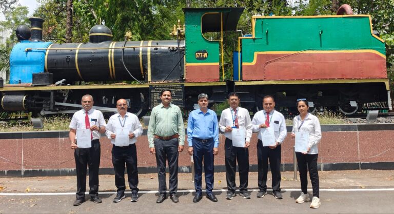 રાજકોટ રેલવે ડિવિઝનમાં ટિકિટ ચેકિંગમાં રેકોર્ડ સફળતા: DRM દ્વારા 6 કર્મચારીઓનું સન્માન, ₹10.95 કરોડની આવક સાથે ઇતિહાસ રચાયો.