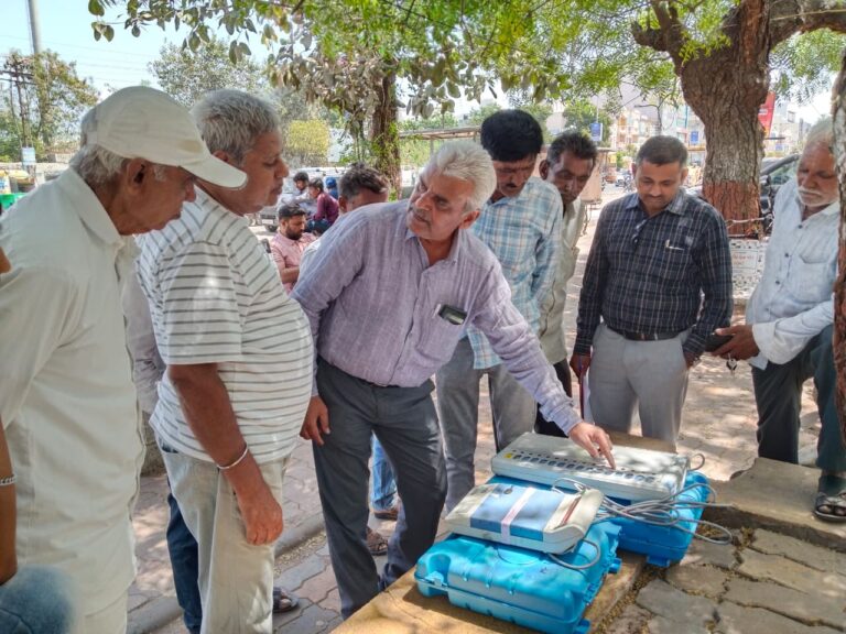 એક નહીં પરંતુ ચાર મતની પ્રક્રિયા સમજાવવા જામનગરમાં EVM નિદર્શન અભિયાન: મતદારોમાં જાગૃતિ વધારવાનો તંત્રનો અનોખો પ્રયાસ.