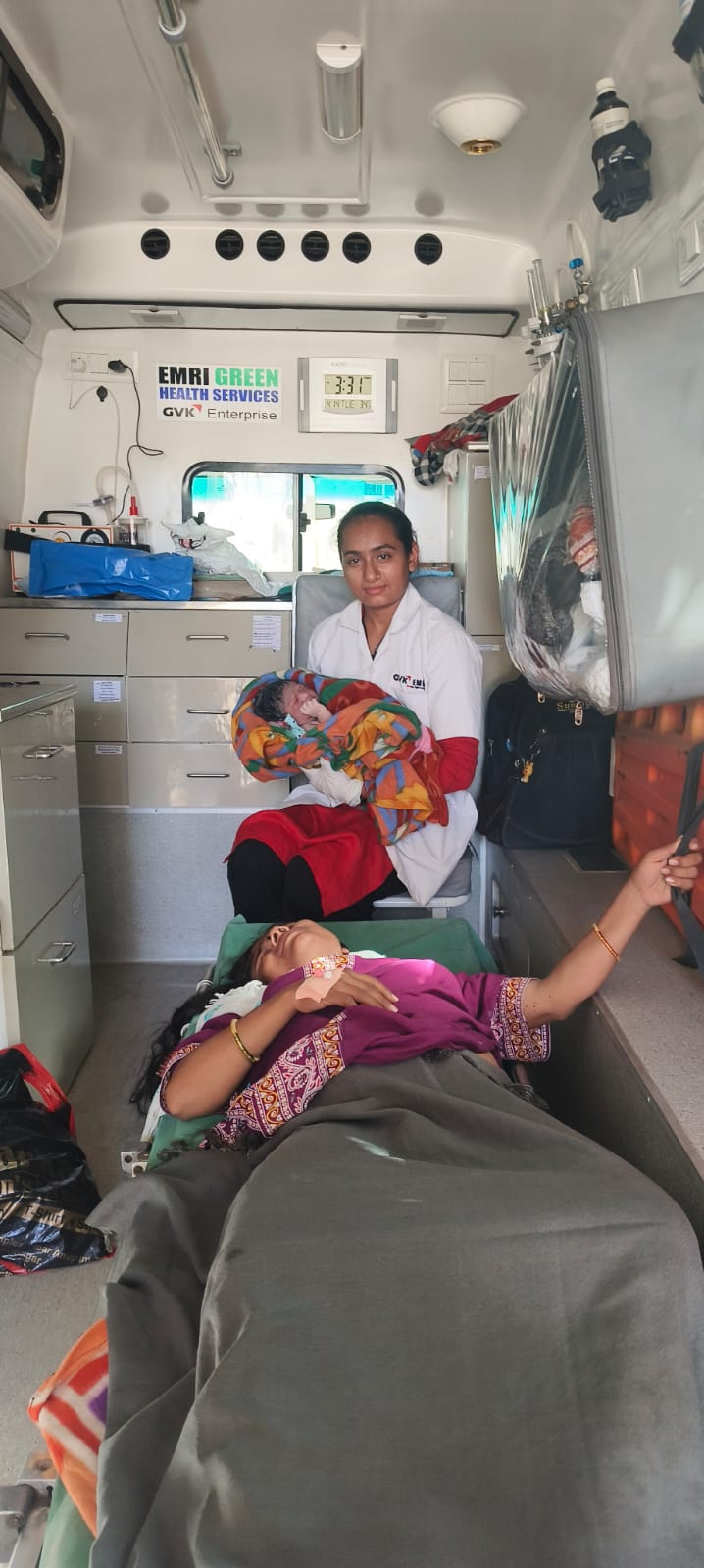 જામનગરમાં 108 એમ્બ્યુલન્સ બની દેવદૂત: રસ્તા પર પ્રસુતિ કરાવી માતા અને નવજાત બાળકનો બચાવ્યો જીવ