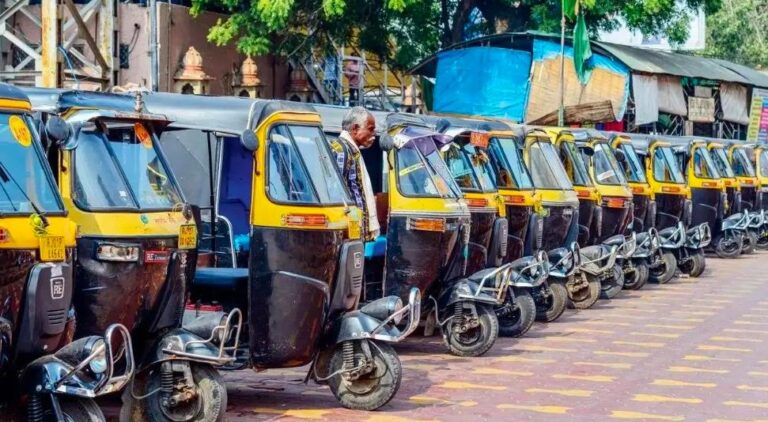 મહારાષ્ટ્રમાં ભાષા નીતિનો કડક અમલ: 1 મેથી ટેક્સી-ઓટો ડ્રાઈવરો માટે મરાઠી ફરજિયાત, લાઇસન્સ રદ કરવાની ચેતવણીથી વિવાદના વાદળો.