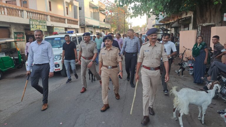 જામનગરના શંકર ટેકરી વિસ્તારમાં ડીવાયએસપી દ્વારા ફૂટ પેટ્રોલિંગ — કાયદો-વ્યવસ્થાને મજબૂત બનાવવા સઘન દેખરેખ.