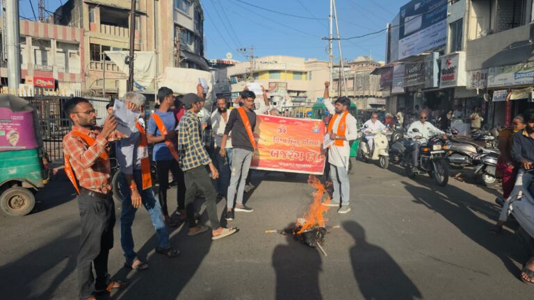 બેડી ગેટ પાસે બજરંગ દળનો ઉગ્ર વિરોધ — નાસિક ઘટનાના પગલે રસ્તા રોકો અને પૂતળા દહનથી જામનગરમાં તંગદિલીનો માહોલ