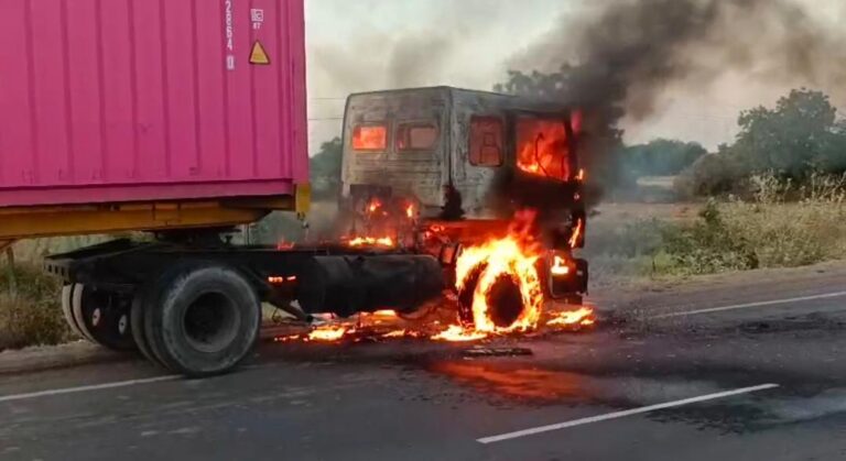 દોડતા ટ્રેલરમાં ભીષણ આગથી હાઈવે પર હાહાકાર: રાધનપુર-વારાહી માર્ગ પર મોટી પીપળી પાસે ટ્રક પળોમાં બળી ખાખ, ડ્રાઈવર-ક્લીનરનો ચમત્કારી બચાવ