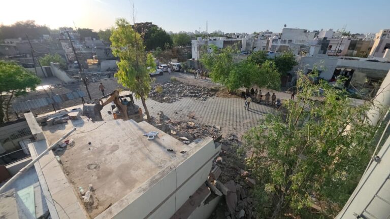 જામનગરમાં દબાણ પર મોટો પ્રહાર: ખોજા નાકા પાસે સંજરી ફાર્મ પર પોલીસ-તંત્રની મોટી કાર્યવાહી, 12,000 સ્ક્વેર ફૂટ ગેરકાયદેસર બાંધકામ બુલડોઝરથી ધ્વસ્ત.