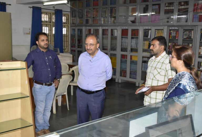 “જામનગરમાં મતગણતરી માટે તંત્ર સજ્જ: જિલ્લા ચૂંટણી અધિકારી પી.બી. પંડ્યાની હરિયા કોલેજ ખાતે સમીક્ષા, કડક સુરક્ષા અને સુવિધાઓ પર ભાર.”