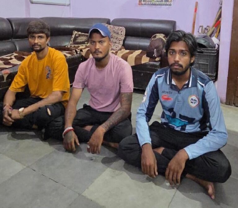 “ચૂંટણી પૂર્વે જામનગર પોલીસની કડક કાર્યવાહી: જામીન રદ થયા બાદ તલવાર-પાઈપ સાથે ધમકી આપનાર ત્રણ માથાભારે શખ્સો ઝડપાયા”