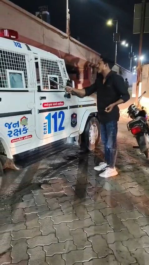 “દિગજામ સર્કલમાં ધારિયું લઈને બબાલ: જાહેર માર્ગ પર શખ્સનો આતંક, પોલીસ સાથે અથડામણથી શહેરમાં ચકચાર”