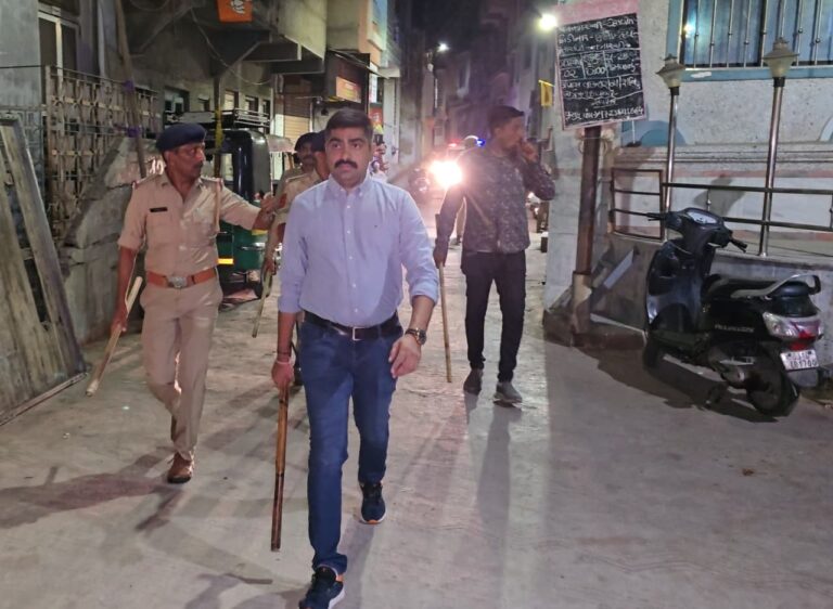 “ચૂંટણી પૂર્વે જામનગર પોલીસનો કડક બંદોબસ્ત: સંવેદનશીલ પટણીવાડ વિસ્તારમાં સઘન ફૂટ પેટ્રોલિંગ, લૂખ્ખા તત્વોને કડક ચેતવણી”