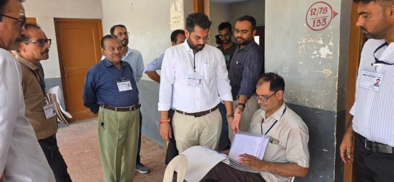 જામનગરમાં મતદાન પૂર્વે ચુસ્ત તૈયારીઓ: ડી.સી.સી. સ્કૂલથી ઈવીએમ અને સ્ટેશનરીનું વિતરણ શરૂ, પોલીસ બંદોબસ્ત વચ્ચે મતદાન મથકો તરફ કાફલો રવાના.