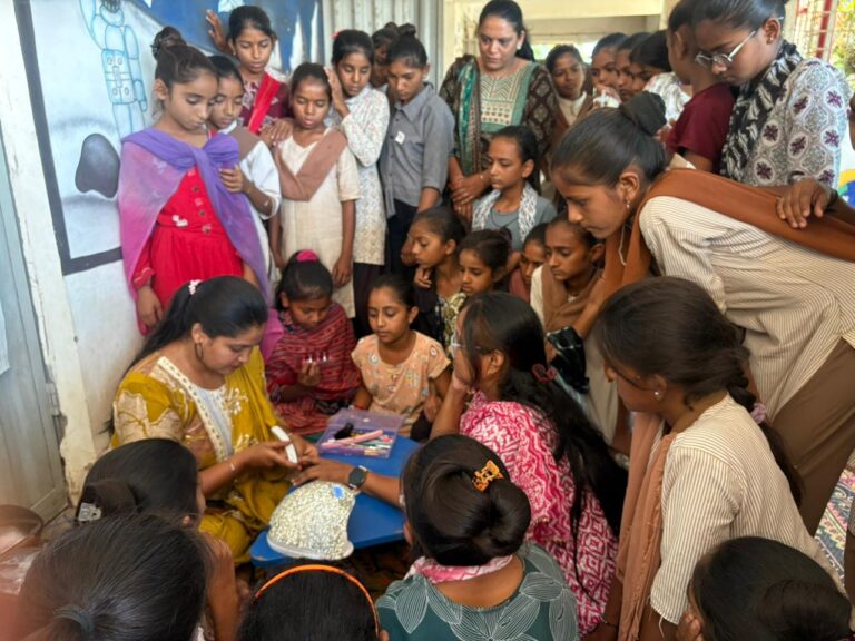 ગ્રામ્ય વિદ્યાર્થીનીઓમાં સર્જનાત્મકતા અને સ્વરોજગારની દિશામાં નવી પહેલ: ગ્રામ નિર્માણ સમાજ દ્વારા નેઇલ આર્ટ વર્કશોપનું સફળ આયોજન.