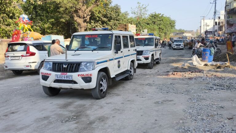ગીર સોમનાથમાં લોકશાહીના પર્વ માટે પોલીસ સજ્જ: ફ્લેગમાર્ચ દ્વારા શાંતિપૂર્ણ અને નિષ્પક્ષ ચૂંટણીનો સંદેશ.
