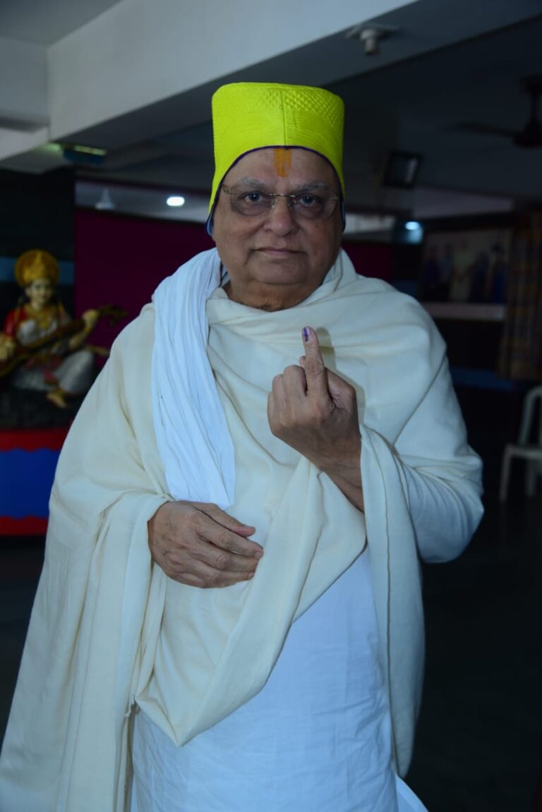 શ્રી આણદાબાવા સેવા સંસ્થાનાં મહંત દેવપ્રસાદજી મહારાજે મતદાન કરીને આપ્યો જાગૃત નાગરિકત્વનો સંદેશ