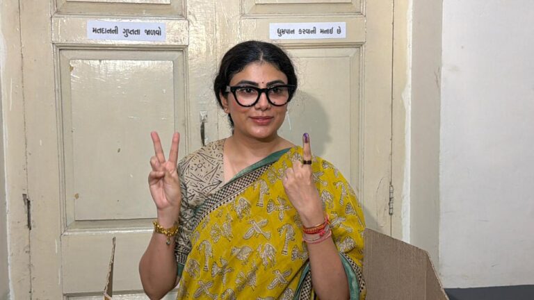 જામનગરમાં મંત્રી રીવાબા જાડેજાએ મતદાન કરીને જનતાને કરી અપીલ: “દરેક મતદાર મત આપશે તો જ લોકશાહી વધુ મજબૂત બનશે”