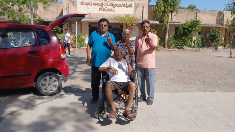 “ઉંમર નહીં, ફરજનો ઉત્સાહ મોટો”: જામનગરના 94 વર્ષીય ગુલાબદાસ અગ્રાવત અને 84 વર્ષીય નિર્મળાબેનનું સાથે મતદાન યુવા પેઢી માટે લોકશાહી પ્રેરણા બની.